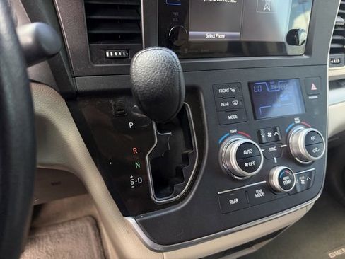 Used 2017 Toyota Sienna LE FWD image 17