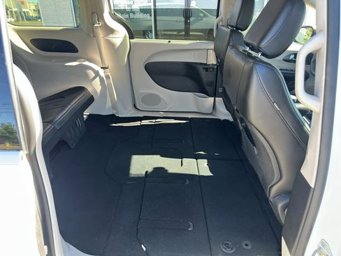 Used 2023 Chrysler Pacifica Touring-L FWD image 13