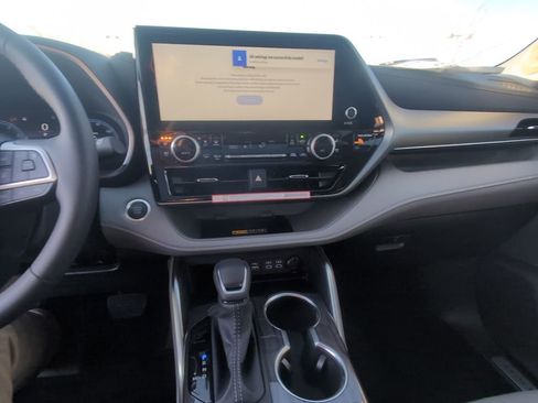 Used 2026 Toyota Highlander Limited image 19