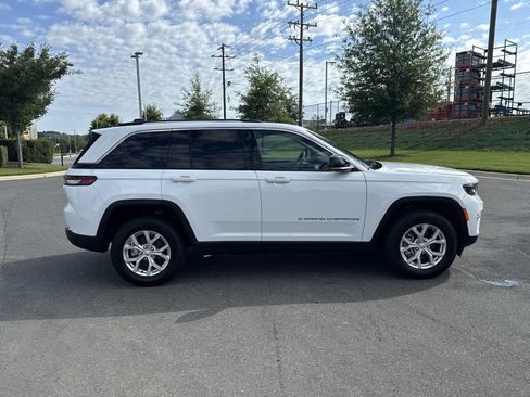 Used 2023 Jeep Grand Cherokee Limited w/ Luxury Tech Group II AWD/4WD image 12