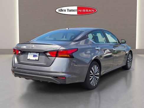 Used 2024 Nissan Altima 2.5 SV FWD image 3