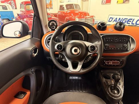 Used 2016 smart fortwo passion RWD image 18