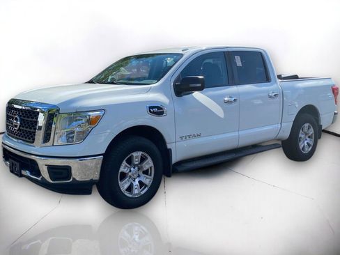Used 2017 Nissan Titan SV image 2