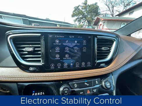 Used 2020 Chrysler Pacifica Limited image 39