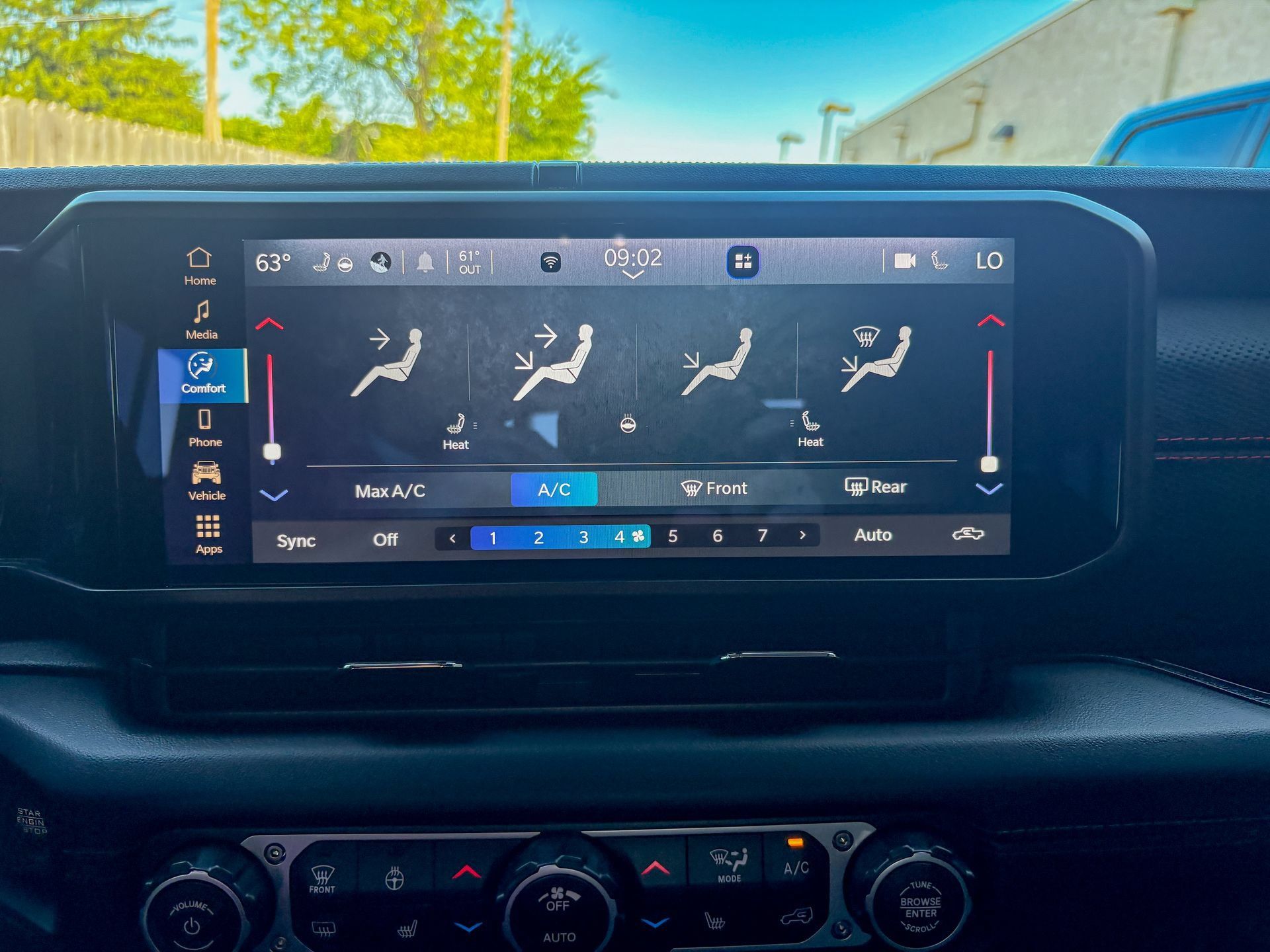 Used 2025 Jeep Gladiator Rubicon w/ Convenience Group AWD/4WD image 29