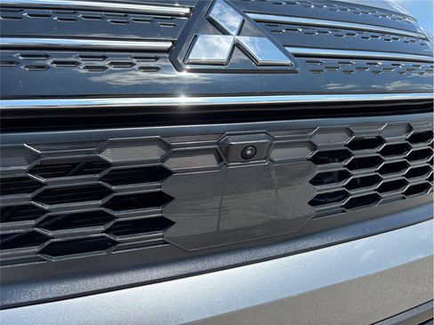 Used 2023 Mitsubishi Outlander SE image 15