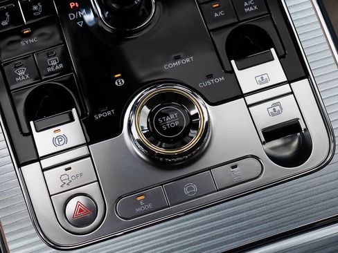 Used 2026 Bentley Flying Spur Plug-In Hybrid AWD/4WD image 32