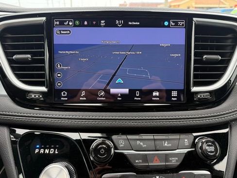 Certified 2025 Chrysler Pacifica Limited image 29