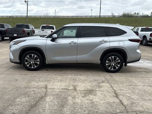 Used 2024 Toyota Highlander XLE AWD/4WD image 13