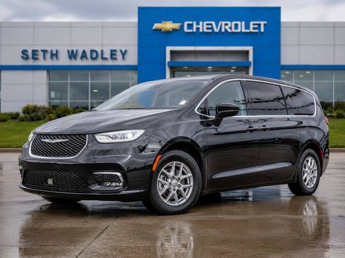 Used 2025 Chrysler Pacifica Select FWD image 3