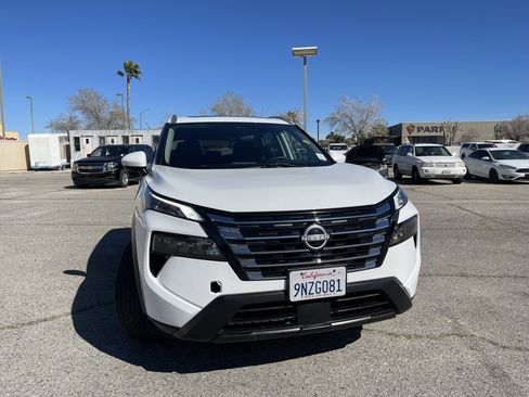 Used 2024 Nissan Rogue SV w/ SV Premium Package image 7