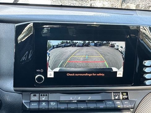 Used 2025 Toyota Camry SE w/ Convenience Package image 16