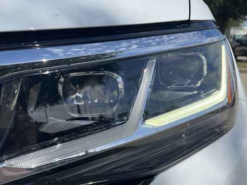 Certified 2023 Volkswagen Atlas Cross Sport SE w/ Panoramic Sunroof Package FWD image 6
