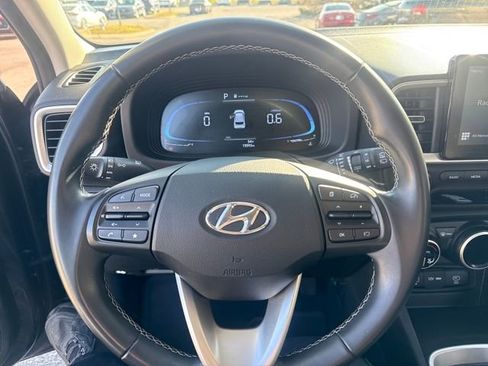 Used 2024 Hyundai Venue SEL image 11