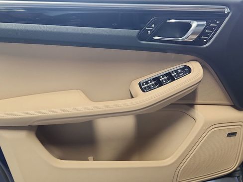 Used 2026 Porsche Macan image 13