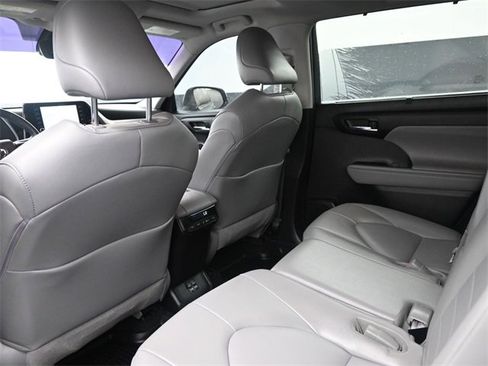 Used 2021 Toyota Highlander XLE image 11
