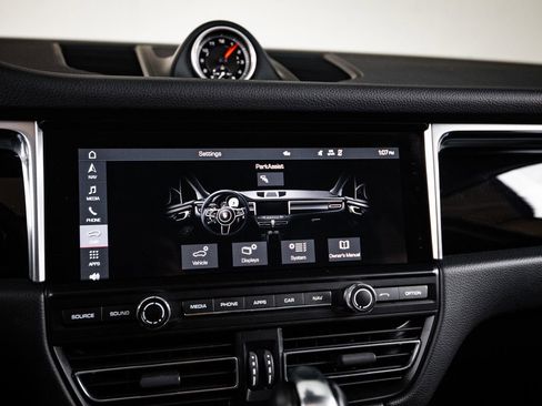 Certified 2021 Porsche Macan AWD/4WD image 18