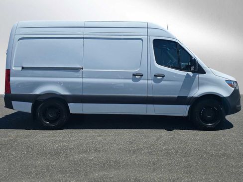 Used 2025 Mercedes-Benz Sprinter 2500 image 2