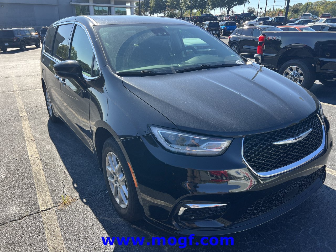 Used 2024 Chrysler Pacifica Touring-L FWD image 4