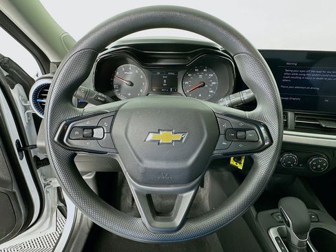 Used 2025 Chevrolet Trax LS w/ LS Convenience Package FWD image 11