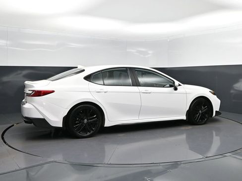 Used 2025 Toyota Camry SE w/ Convenience Package image 8