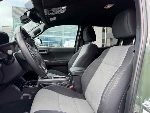 Used 2022 Toyota Tacoma TRD Off-Road image 15