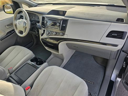 Used 2012 Toyota Sienna LE w/ Towing Pkg image 11