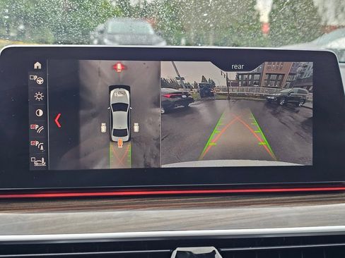 Used 2019 BMW 530e xDrive w/ Premium Package image 15