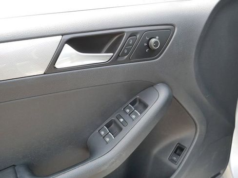 Used 2016 Volkswagen Jetta SE FWD image 16