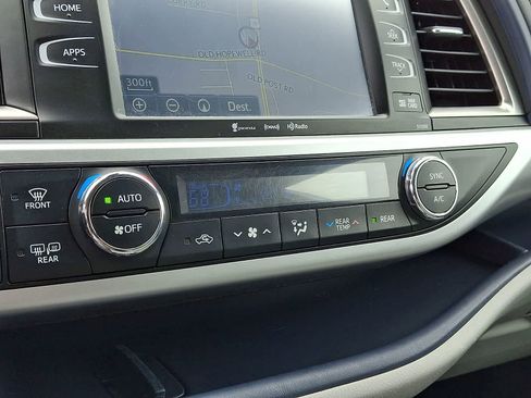 Used 2018 Toyota Highlander XLE AWD/4WD image 21