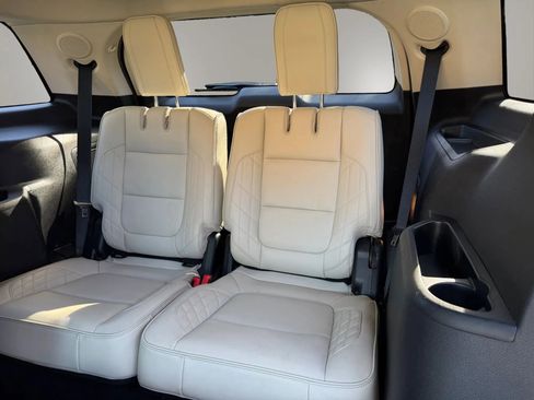 Used 2017 Ford Explorer Platinum image 40