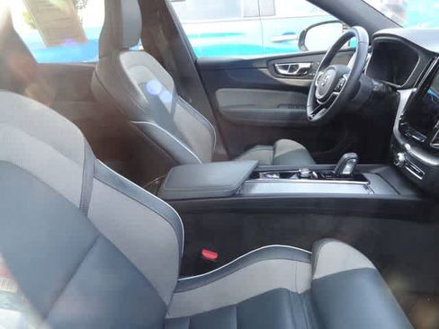 Used 2022 Volvo XC60 B5 R-Design AWD/4WD image 10