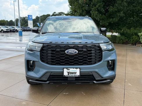 Used 2025 Ford Explorer ST-Line AWD/4WD image 2