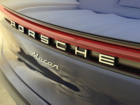 Certified 2024 Porsche Macan image 25