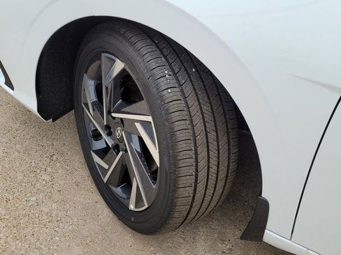 New 2025 Hyundai Elantra SEL image 8