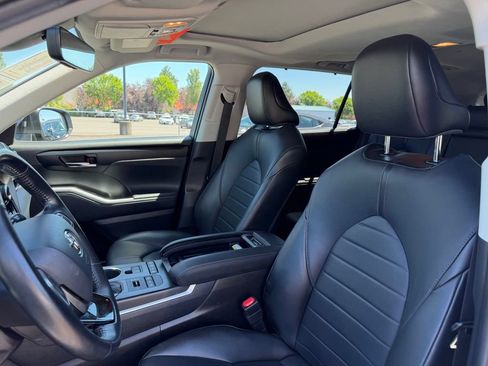 Used 2021 Toyota Highlander XLE AWD/4WD image 13