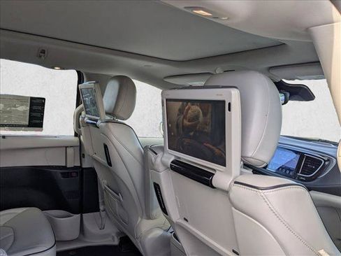 Used 2017 Chrysler Pacifica Platinum FWD image 24