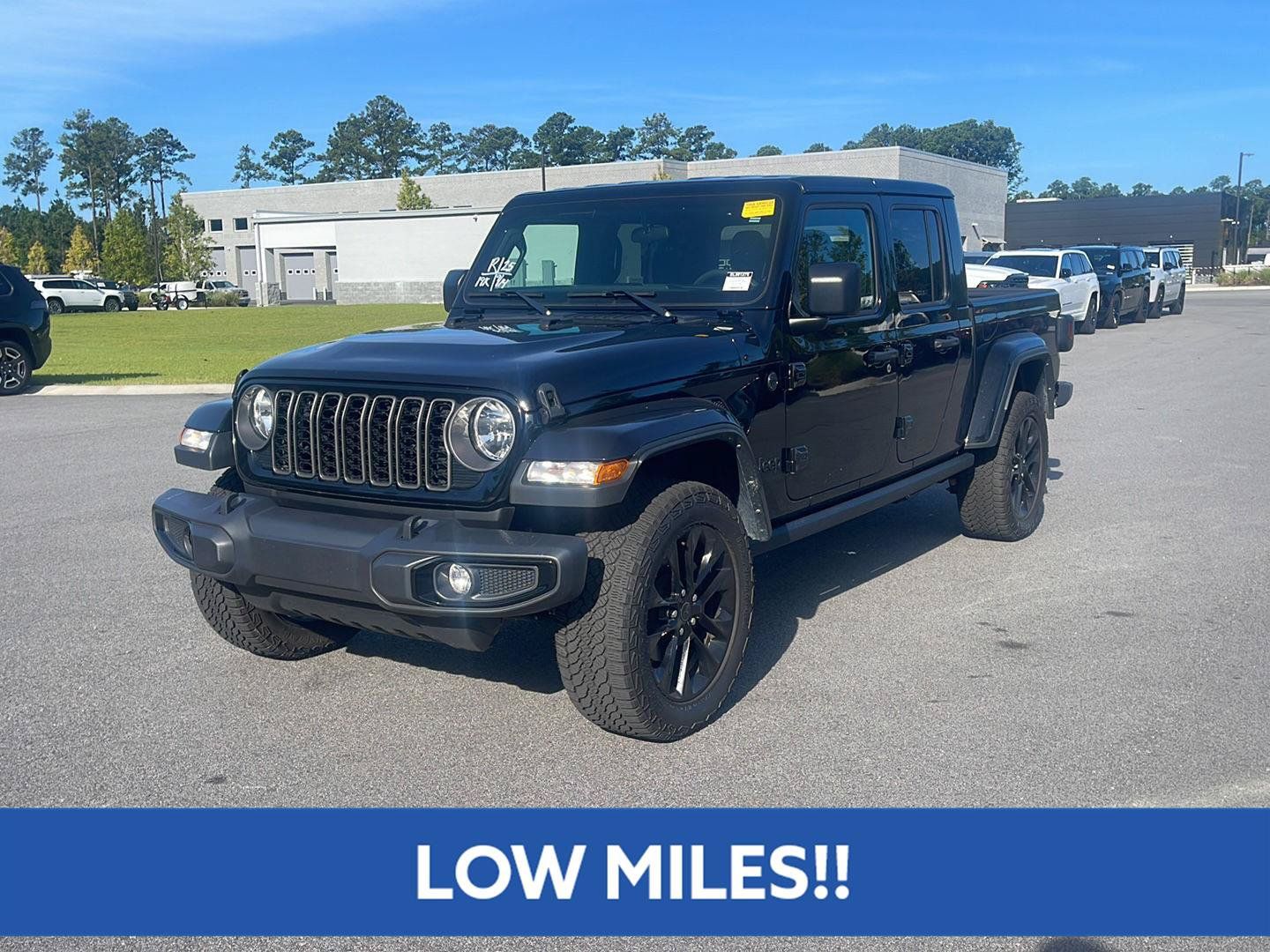 Used 2025 Jeep Gladiator Sport AWD/4WD image 3