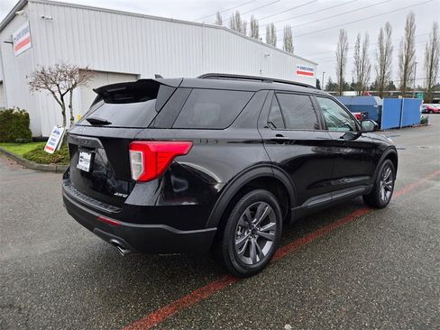 Used 2024 Ford Explorer XLT w/ Equipment Group 202A image 5