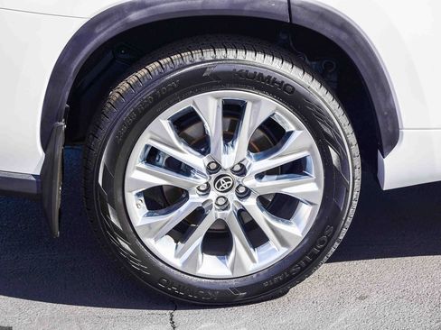 Used 2024 Toyota Highlander Limited image 9