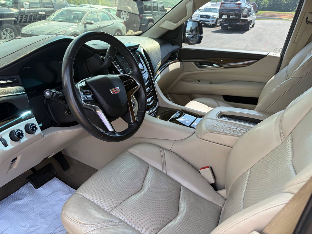 Used 2018 Cadillac Escalade Premium Luxury AWD/4WD image 10