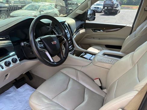 Used 2018 Cadillac Escalade Premium Luxury AWD/4WD image 10