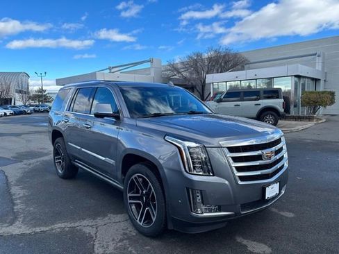 Used 2018 Cadillac Escalade Premium Luxury image 3