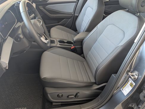 Used 2025 Volkswagen Jetta SE w/ Sunroof Package FWD image 17