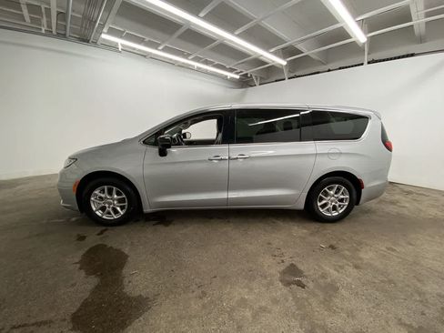 Used 2024 Chrysler Pacifica Touring-L FWD image 3