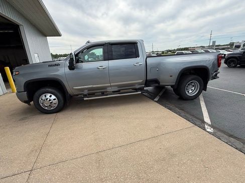 Used 2024 Chevrolet Silverado 3500 High Country w/ High Country Premium Package AWD/4WD image 2