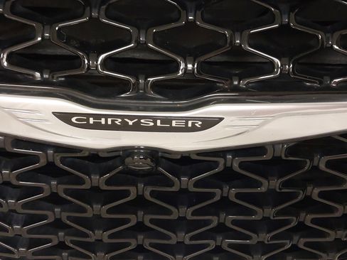 Used 2025 Chrysler Pacifica Select image 31