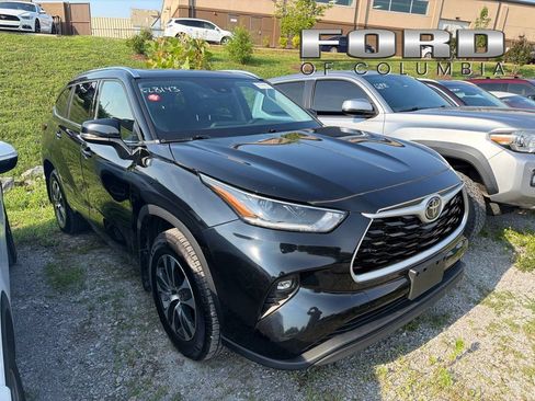 Used 2021 Toyota Highlander XLE AWD/4WD image 1
