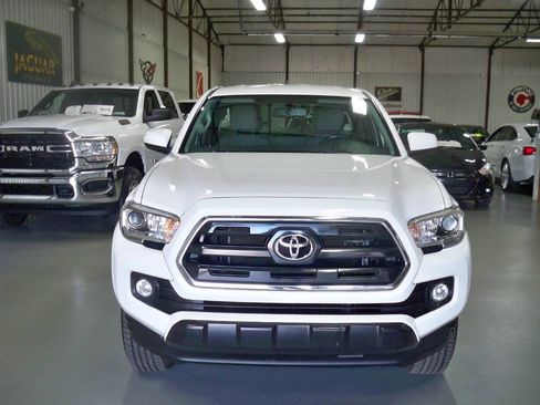 Used 2017 Toyota Tacoma SR5 w/ Tow Package image 2