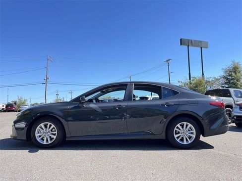 Used 2025 Toyota Camry LE image 3